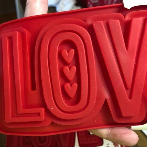 NWT Valentine - 2 love silicone candy molds - Picture 2 of 7